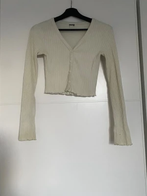 Kofta - Söt ljusgrön kofta, i bra skick men har små defekter - se bild 