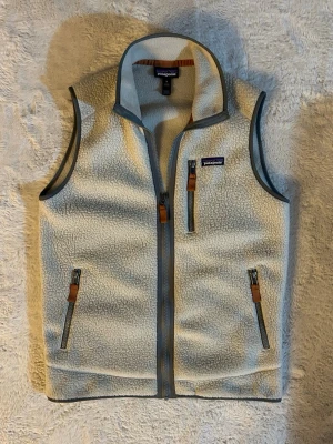 Beige fleeceväst från Patagonia - Tja! Säljer en as det väst från Patagonia som är slutsålt överallt! | Skick 9/10 jättebra | Storlek M | Hör av dig vid funderingar eller frågor 