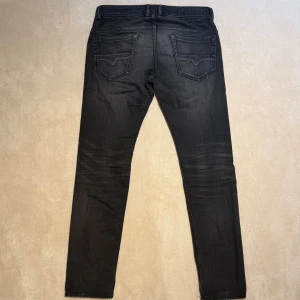 Diesel jeans - Svarta Diesel jeans som är stilrena. De är i bra skick och storlek W31/L32. Nypris ligger på 1800kr och det är bara att skriva vid funderingar mvh Liam!😁