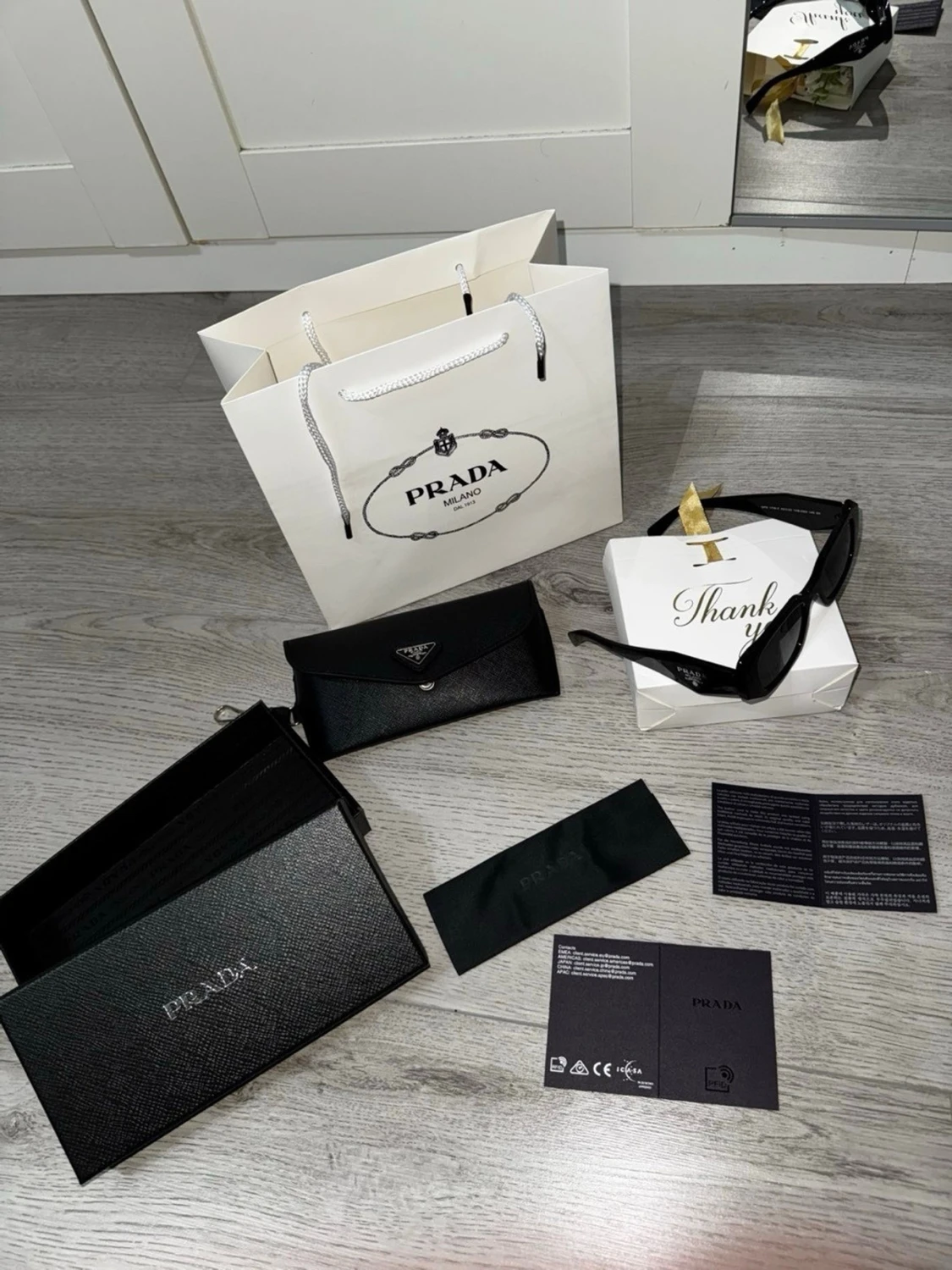 Svarta solglasögon från Prada