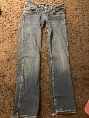 Blå bootcut jeans från Ltb - Blåa jeans från ltb. De har gått sönder lite längst ner vid benen. Utifrån det är det bra skick.