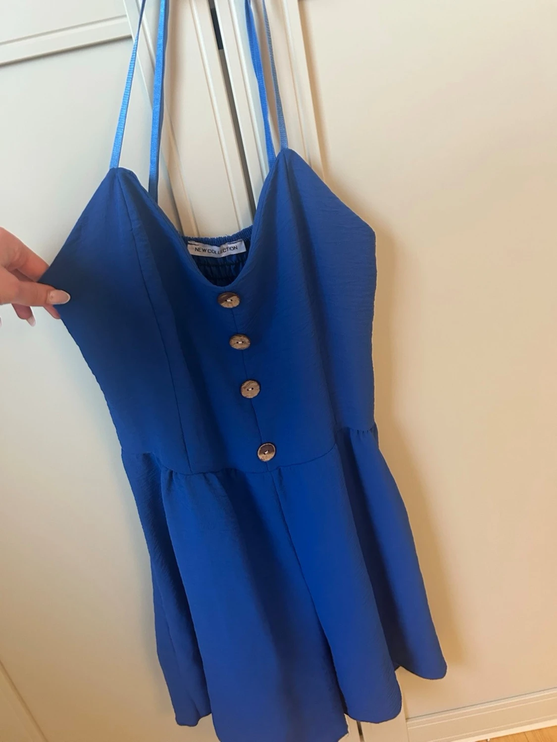 Blå kort shortsdress med knappar