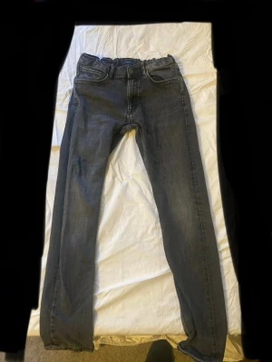 Gråa Gant jeans - Säljer ett par gråa gant jeans. Går att justera i midjan