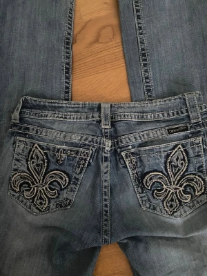 Miss Me Jeans - Superfina low waist, bootcut Miss Me jeans i strl 29💞 säljer då de tyvärr inte kommer till användning, använda fåtal gånger. Köpta på A2Vintage💗 midjemått tvärs över: ca 39 cm, dock lite stretchiga  98% bomull, inseam 34
