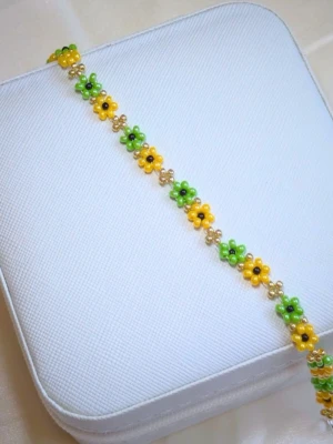 Handgjort armband – Gula & Gröna Blommor🌺 - Handgjort armband med somriga blommor  Ett fint smycke som passar perfekt nu när det snart är sommar.   Armbandet är bekvämt att bära och varje exemplar är unikt då det är gjort för hand.  ✨ Detaljer  - Handgjort - Färg: Gul, grön, svart och guldiga detaljer - Material: Seed Beads - Storlek: 18 cm - Typ: Guldfärgat lås  💌 Kolla gärna mina andra smycken