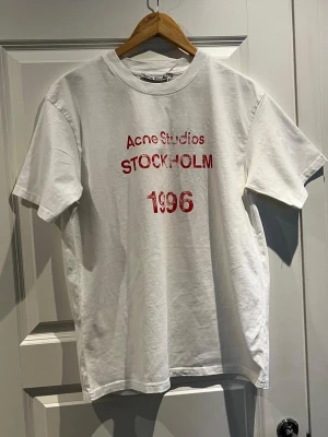 Acne Studios Stockholm 1996 T-shirt - Tjena, säljer denna skitsnygga acne studios T-shirten från deras Stockholm 1996 modell med ljusrosa tryck. Enligt mig den snyggaste modellen. Tröjan är i storlek S och passar perfekt med allt och även året runt. Skriv gärna vid intresse! Köpt här på Plick o säljer vidare.
