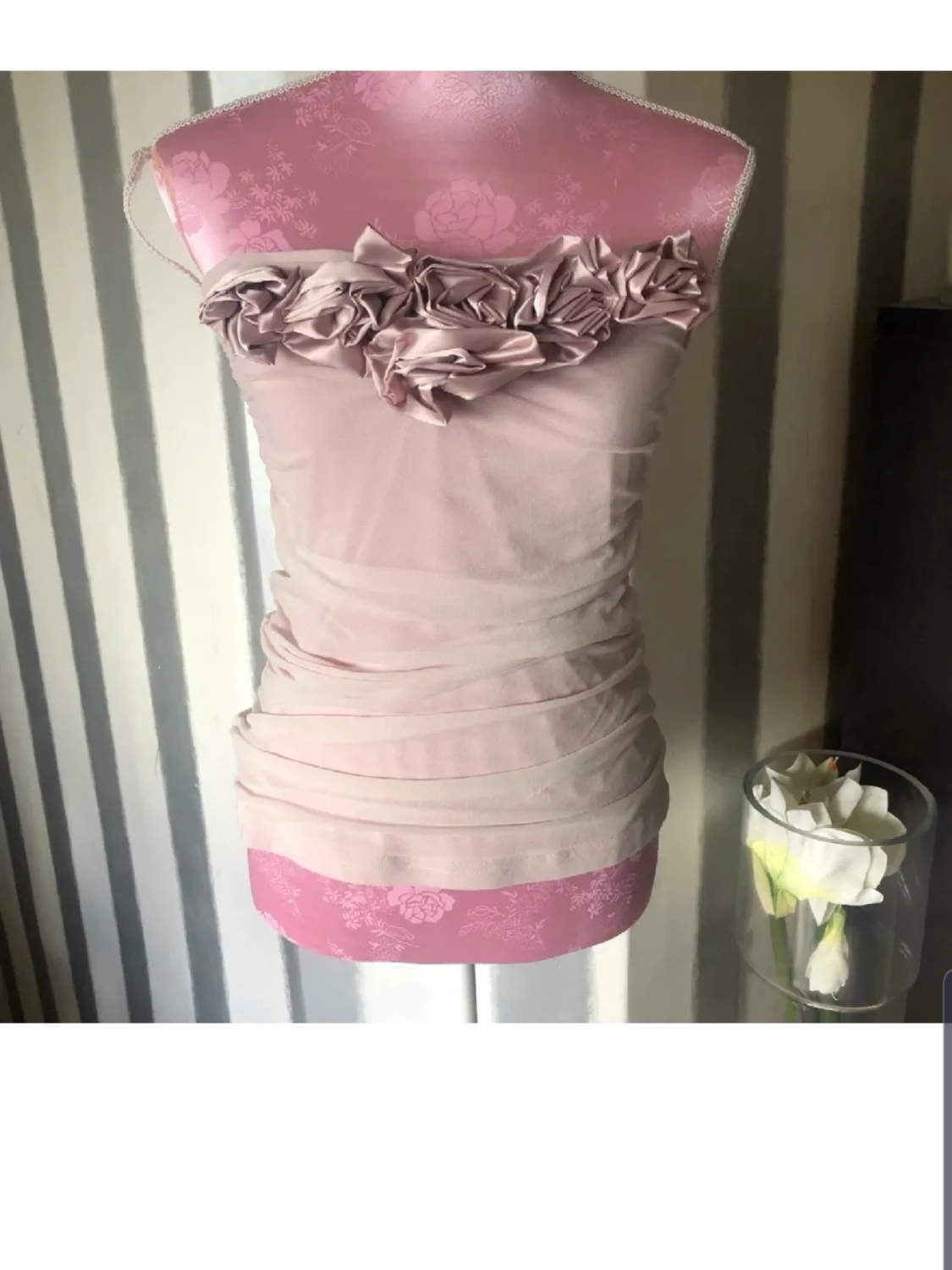 Ljusrosa bandeau topp med volang