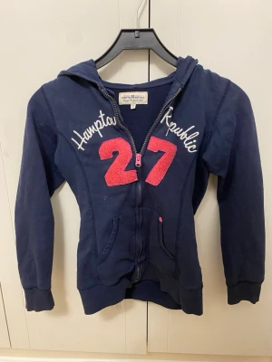 Hampton republic zip-hoodie - Mark blå Hampton Republic zip hoodie, pris är flexibelt!