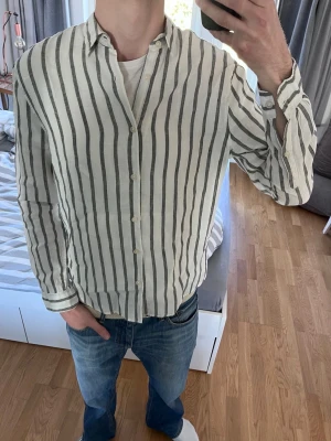 Linneskjorta från Dressmann - Randig skjorta från Dressmann i 100% linne, perfekt till sommaren☀️| Storlek M | Mycket bra skick✅|