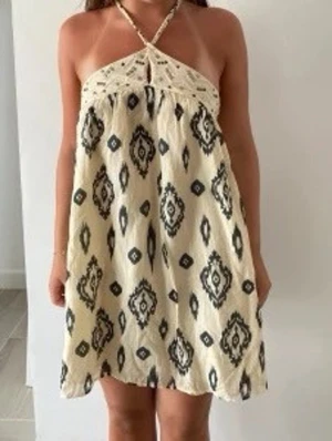 Snygg Zara klänning  - Säljer denna snygga klänning från Zara💖 jätte bra skick och perfekt nu till sommaren💖