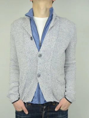 Massimo Dutti hybrid cardigan  - MASSIMO DUTTI HYBRID CARDIGAN Storlek : M Passform : Normal Användning : Tröjan är i ett väldigt fint skick utan defekter Nypris : Cirka 1200SEK Modellen på bilden : 182CM och väger 77KG