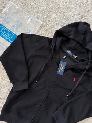 Rslph Lauren Zip Hoodie- Storlek M - Ny & Oanvänd  - En Fin, helt ny, oanvänd och popular Ralph Lauren Hoodie ✅  Den är väldigt skön och är storlek M ✨   Skickas samma dag som köp! 📦   Påsen kommer med på köpet! 🤩  