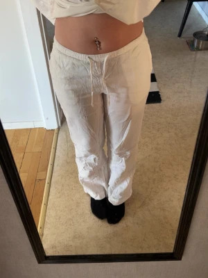 Linnebyxor - Vita linnebyxor från Bik Bok i storlek XS. Kan vara missfärgningar längst ned men har ej tvättat dom än, gör det innan försäljningen! Inga defekter och sitter jättefint💓
