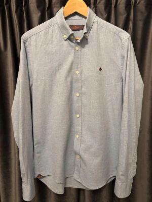 Morris skjorta  - Morris skjorta - skick 9/10 - storlek M - 100% bomull, känns som flanell! - sjukt snygg och stilren skjorta som blir perfekt till vår/sommar - fin och somrig färg - hör av er vid frågor🙌