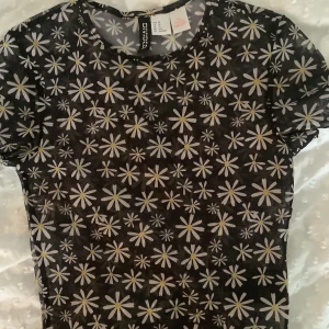 Mesh Tröja - Mesh tröja med blommor! Kollar om det finns intresse för denna. Perfekt att ha som bikini cover upp. Strl XS 