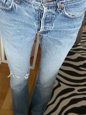 Ljusblå onlyjeans - Säljer ett par ljusblå only jeans med bootcut passform och klassiska bakfickor med söm. Jeansen har låg midja och är tillverkade i denim med en snygg tvätt. Perfekta för dig som gillar retrostil och vill ha ett par riktigt schyssta jeans i garderoben.