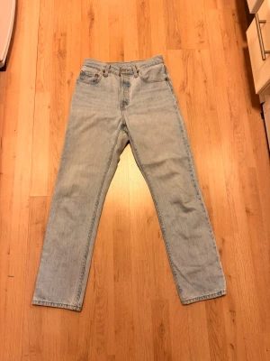 Levis 501 - Fina Levis 501 som jag säljer då de inte används. De är intagna i midjan av tidigare ägare men passar mig som normalt har W25 (strl 36). Ena baksidan av benet har en fläck som inte vill försvinna i tvätten, men märks knappt av.