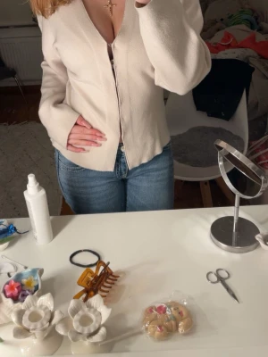 Beige kofta med v-ringning - Beige kroppad kofta från Objects, passar att klä upp men även ner💕