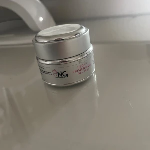 Nagelgelé LED/UV Primer 30g NG - Primer/base gel från nagel giganten, 30g burk. Säljer då den inte kommer till användning 