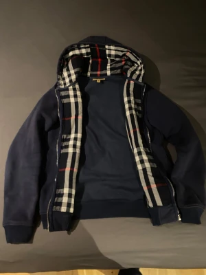 Mörkblå Burberry zip up hoodie - Mörkblå Burberry zip up, äkta, perfekt för sommaren