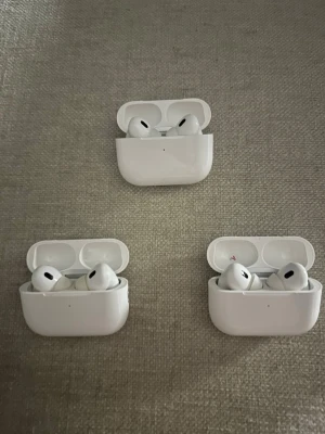 Apple AirPods Pro utan laddning - Säljer tre par Apple AirPods Pro med vita Hörlurarna är trådlösa och har en stilren, kompakt design i blank vit plast. Perfekta för musik, poddar och samtal med aktiv brusreducering och smidig touchkontroll. 3 för 799kr!