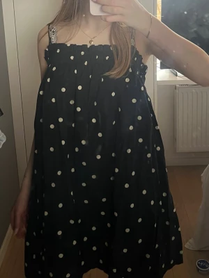 prickig klänning  - super söt klänning🩷🩷