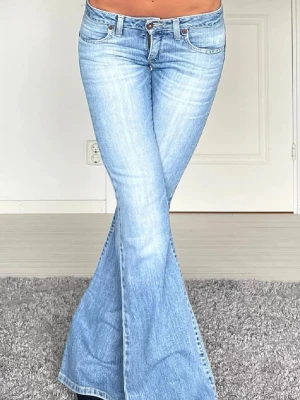 Jeans - Midjemått: 35cm rakt över, innerbenslängd: 84cm 💗