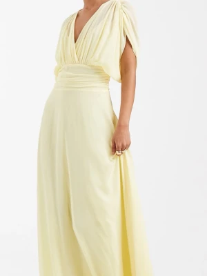 Ljusgul långklänning med v-ringning - Elegant ljusgul långklänning med v-ringning och draperad överdel. Klänningen har markerad midja, löst sittande korta ärmar. Perfekt till balen❣️ Aldrig använd