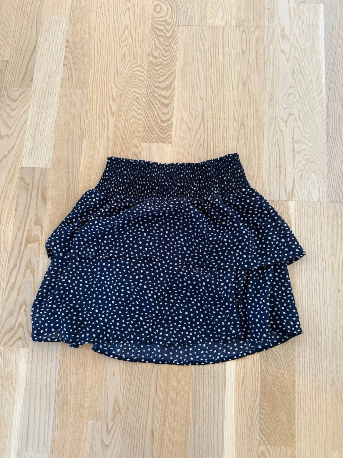 Svart prickig kjol från ONLY