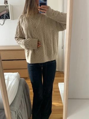 Beige kabelstickad tröja - Mysig beige kabelstickad tröja i storlek M💕