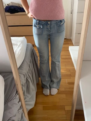 Ljusblå bootcut jeans med fickor -  ljusblå bootcut jeans med stora framfickor och låg midja i storlek M💕jag är 170 cm