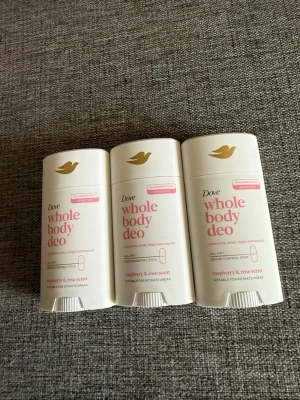 Dove Whole Body Deo Raspberry & Rose - Tre stycken Dove Whole Body Deo i doften Raspberry & Rose. Deostick i vit plastförpackning med rosa och guld detaljer. Passar för hela kroppen, även intima områden. Praktisk och enkel att använda.
