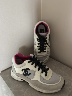 Snygga sneakers 38 - Snygga sneakers stl 38 i mycket bra skick behöver bara torkas av 