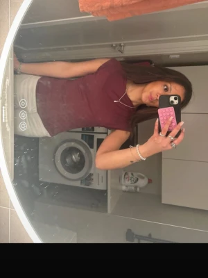 Vinröd tight topp i bomull - Snygg vinröd topp med tight passform och rund halsringning. Ärmlös modell som sitter kroppsnära och är perfekt till jeans eller kjol. Tillverkad i mjuk bomull för en bekväm känsla.