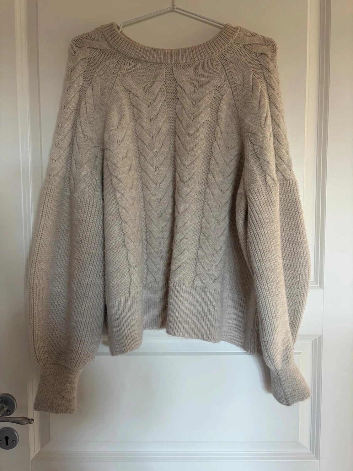 Beige kabelstickad tröja - 1