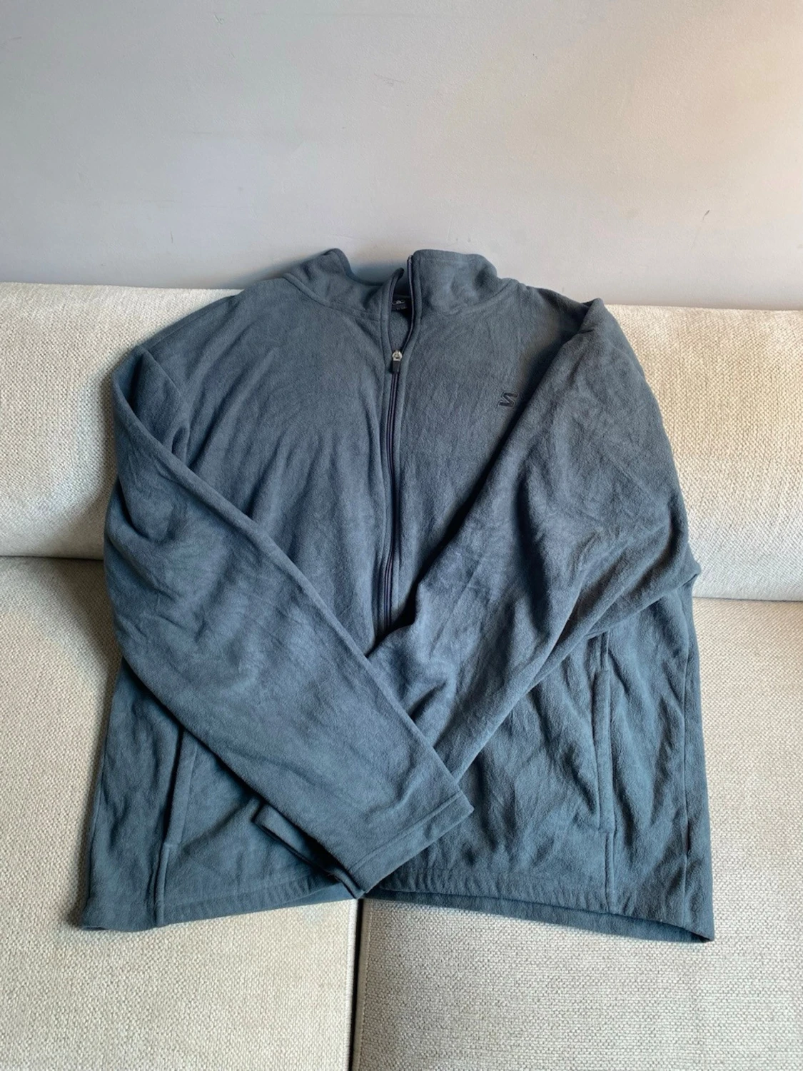 Mörkgrå fleecejacka med dragkedja