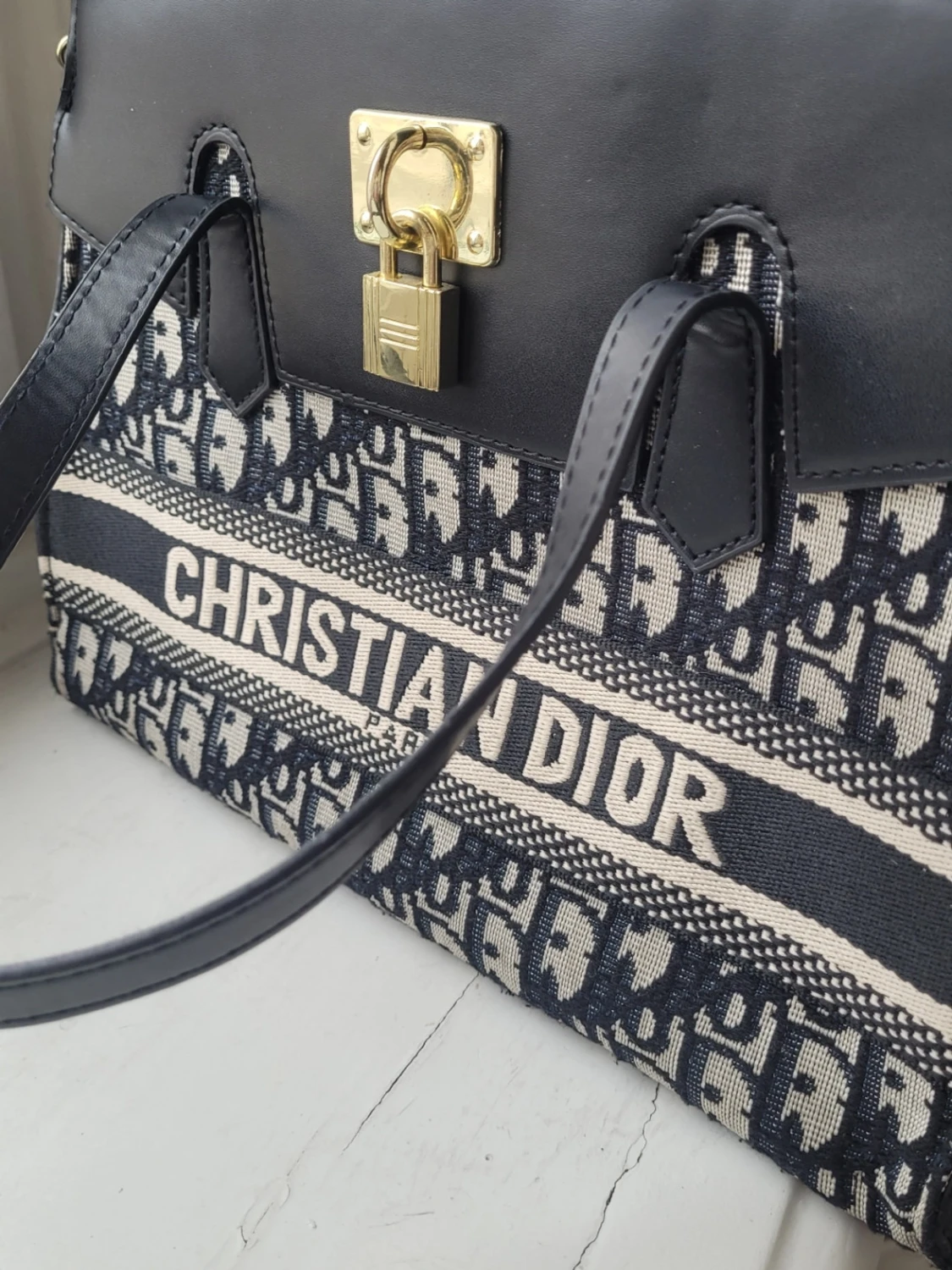 Urläcker handväska axelremsväska axelväska trend populär  - 2