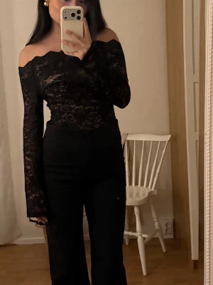 Off shoulder spets blus - Superfin spetsblus i off shoulder i storlek S
