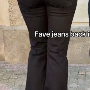 Svarta bootcut jeans från Nelly - Säljer ett par svarta bootcut jeans från Nelly med klassiska bakfickor och broderad detalj. Jeansen har normal passform upptill och utsvängda ben. Storlek 36 short