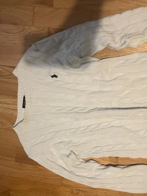 Ralph Lauren sweatshirt - Storlek S-M skulle nog passa M också. Säljer billigt eftersom taggen på sista bilden är lös. Men annars jätte fin och dyr.