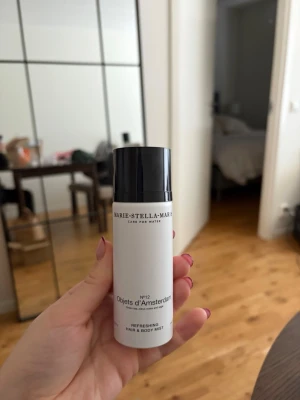 Marie-Stella-Maris Objets d'Amsterdam mist - Fräsch hår- och kroppsmist från Marie-Stella-Maris i doften Objets d'Amsterdam. Flaskan är vit med svart lock och har en stilren, minimalistisk design. Doften har inslag av grönt te, citrus och salvia. Perfekt för dig som vill ha en lätt och uppfriskande doft. 90ml.