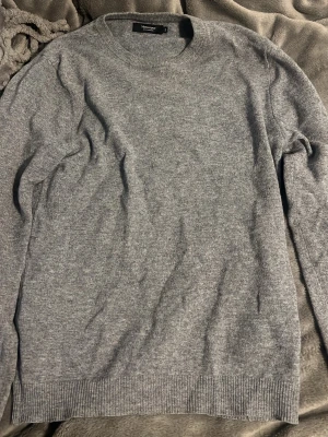 Kashmir tröja  - Grå Kashmir tröja från Matinique i 100% Kashmir, ny pris 1600kr mitt pris: 699kr! Använd fåtal ggr. Storlek S 