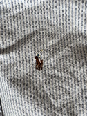 Randig skjorta från Ralph Lauren - Klassisk skjorta från Ralph Lauren med smala blå och vita ränder. Skjortan har lång ärm, knappar framtill och ikonisk broderad logga på bröstet. Tillverkad i bomull och har en tidlös, normal passform. Perfekt för en clean och stilren look.