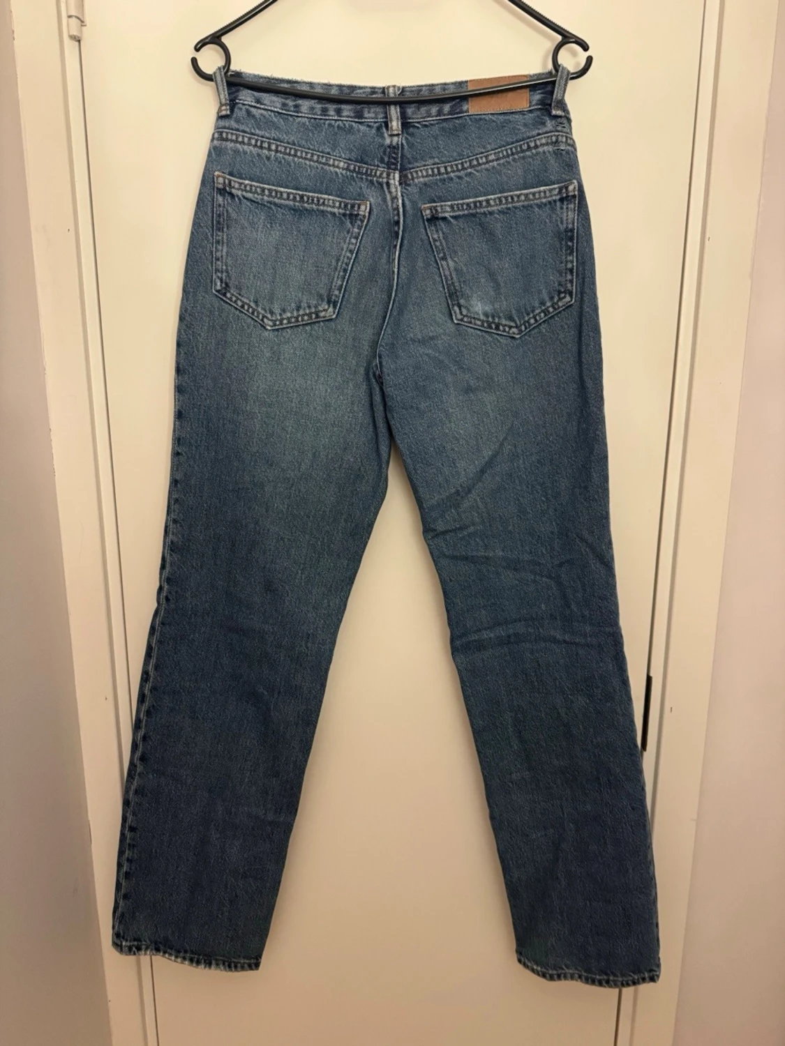Blå raka jeans från ginatricot - 2