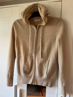 Beige hoodie i kashmir från Soft Goat - Jättefin hoodie från spft goat i fint skick 