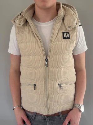 Bvaldi väst - Fet Bvaldi väst! Använd max 5 ggr. Modellen är 177 och väger 66 kg.