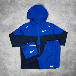 NIKE MILLER SET - 3 PIECE BLÅ - Nike Miller – 3-delar Blå • T-shirt, shorts & windbreaker i matchande färg • Storlekar från XS till 2XL • Går också att få på activez,se