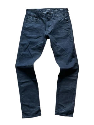 Svarta jeans från Replay - Snygga svarta jeans från Replay med raka ben och klassisk femficksmodell. Jeansen har diskreta slitningar och Replay-logga på myntfickan. Tillverkade i ett mjukt och stretchigt material för extra komfort.