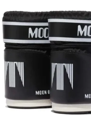 Svarta Moon Boots med vit logga - Säljer ett par klassiska svarta Moon Boots med vit logga och grafiska detaljer. Bootsens ovandel är i syntetmaterial och har en chunky, vadderad design som ger en futuristisk vibe. Perfekta för dig som vill sticka ut i vinterkylan.