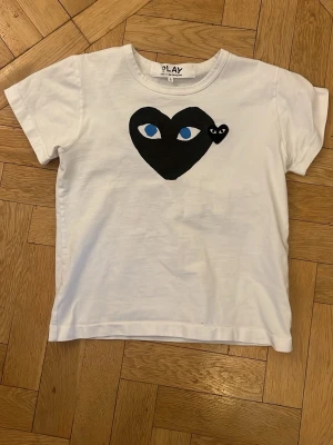 Cdg T-shirt  - Cdg T-shirt i skick 9/10 inga defekter eller liknande. Storlek S passar någon runt 170. 